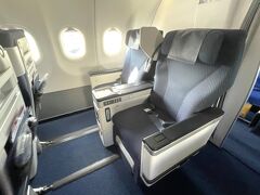 全日空NH093便（東京・羽田空港発 － 大阪・関西国際空港着）の
「エアバスA320」のANAプレミアムクラスシートの写真。

後部座席は窓が2個。