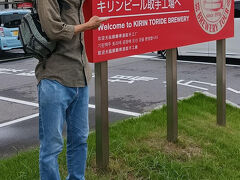 看板の前で 記念撮影をし
　