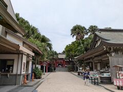 南国ムードの青島神社元宮。
亜熱帯植物に囲まれた島全体が境内なんですって。