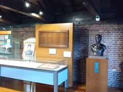 　舞鶴赤レンガパークの後は舞鶴市政記念館を訪問しました。
　舞鶴市政記念館は旧海軍の兵器を保管する倉庫として建設されたものを活用し、1994（平成6）年に開設されました。
　館内にはカフェやイベントホール 舞鶴の歴史を展示した「舞鶴市のあゆみ」や、 パーク全体をご案内するインフォメーションカウンター、遊覧船チケット売り場があります。