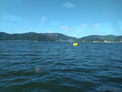 　まずは舞鶴クレインブリッジ。
　舞鶴クレインブリッジは全長735mと水面からの高さは95mにもなり、海に舞い降りた二羽の鶴を感じさせてくれる日本海側最大級の白い斜張橋であります。クレインは日本語に訳すと鶴なので、鶴の橋を意味する「クレインブリッジ」と名づけられました。
　主塔は鶴のくちばし、ケーブルは羽を表しています。また、関西電力舞鶴発電所の工事用道路の一部の役割を担っています。