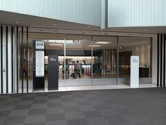 ラウンジ同伴はSQビジネスでも、スーパーフライヤーズカードでも1名同伴できる。
今回子ども二人同行なので、二人とも同伴させてあげたかったが、ANAに聞いてもSQに聞いても二名同時はできないそうなので、往路は娘、帰路は息子を同伴させ、あぶれた人はカードラウンジもしくはファストフードにでも行っていてもらうことにする。
ちなみにラウンジはANAラウンジとユナイテッドラウンジが利用できるが、同伴者は登録されるので、他のラウンジに別人を同伴することもできない。
しかし往路と帰路で別人を同伴者として登録することは可能。
入室時の手続きを見ていたが、ちゃんと航空券にデータ入力しているようで、しれっと別人を連れて行くことはできなさそう。（双子の姉妹とかを入れ替えるとかは可能かも）