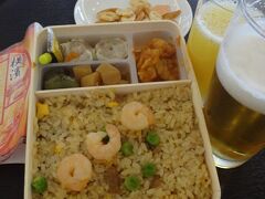 途中で買った弁当で昼飯です。無料の昼ビールが旨い！