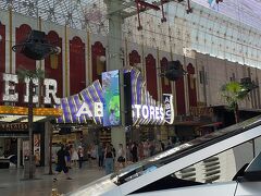 ABCストアに 2025「ハワイ」のカレンダーを買いに行ったのですが (ファッションショー店の人にここにあると聞いたので) でも ありませんでした。
去年までは売ってたはずなんだけどなぁ。サービスセンターに電話したら オンラインでオーダーしてね～ マハロ～と言われました 笑
それにしても入り口の上は あんなネオンだったっけ？？