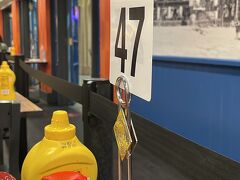 カリフォルニアホテルにある老舗食堂でランチを食べました。姫がお腹にいる時から食べているところですが すっかりご無沙汰しているうちに 目が飛び出るほどの値段になっていました。家賃も高い人件費も高い食費も高い。仕方ないですね。