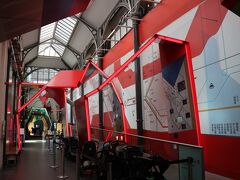 エントランスをくぐるとこのような空間が現れます
壁には世界各地の地下鉄路線図が書かれています

日本も東京メトロ・都営地下鉄の路線図が書かれていました