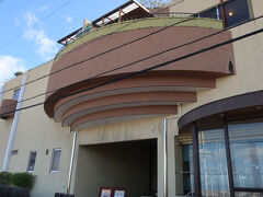 生駒山の山裾、斜面にへばりつくように建つホテルセイリュウ。