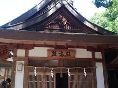 枚岡神社の社務所に到着。山の方から歩いてきたので神社の裏側から入る形になってしまいます。