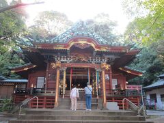 王子稲荷神社拝殿　創建は平安時代以前、ご祭神は宇迦之御魂神、宇気母智之神、和久産巣日神です。神門、鳥居を潜り石段を登ると、境内社市杵島神社、お石様、拝殿、本殿、境内社、本宮、神楽殿があります。お石様は石を持ち上げ軽いと感じれば願いが叶いやすい、重いと感じれば、願いは叶いづらいので、まだ努力が必要ですと言い伝えられています
