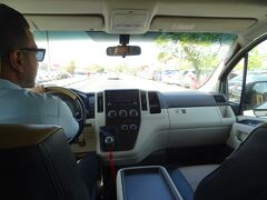 Booking.comで空港送迎をお願いしていたので、とても焦りました。

とてもお待たせしたと思うのですよ。
でも穏やかに待っていてくださり、スムーズにホテルまで送ってくださいました。
どうもありがとうございます。

Booking.com空港送迎
エジプト国内の場合、安心で確実でした。
カイロ空港→Staybridge
US$10

ホテルに到着したのですが、お時間があまりにも早くて、少しお待ちくださいとのこと。
それならとランチにでかけました。