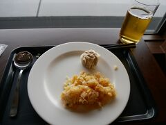 NODOKAでカルボナーラ、ANAラウンジでカレー食べているのでお腹空いてないんだけどせっかくなので何か食べなきゃ…という意味不明の義務感からチャーハンを少々。
このラウンジ、雰囲気はいいんだけどローテーブルばっかりでアナログの旅日記（※紙のノート）を書くのはちょっとしんどい。