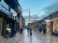 日の暮れる頃、小雨が降ってきました。
土産屋が集まるスベティ・クリメンティ・オフリドスキ通りにきました。雨が降ってきたので通りにいる観光客は少なかったです。
通りにはモスクがありました。