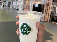 フェリーには乗れないけど、
マリヤシェイクを飲むために、石垣港離島ターミナルへやってきました。