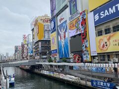 道頓堀川沿いを歩きました。