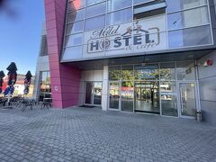 オフリド2日目。天気予報通りの快晴。朝から日差し強くて、汗ばむ程でもなく散策日和…
明日、バスを乗り継いで国境を越えて、アルバニアのベラト（ベラティ）に行こうとしているので、早朝から、オフリドのバスターミナルへ。
バスチケットを買う事と同時に時刻表や乗り換えの情報を調べたかったので乗車前日にバスターミナルへ行くことにしました。
宿から片道20分歩きました。
チケットカウンターで尋ねると、アルバニアのティラナ行きの国際バスに乗って、アルバニアの国境を越えてからエルバサンで途中降車して、エルバサンのバスターミナルまで移動して、そこからベラト行きのミニバスで行くのが良いとのこと。オフリド→エルバサンの国際バスの料金は1,200MKD（運賃1,150＋手数料50）でした。ちなみに途中下車しても終点のティラナまで乗っても同料金のようです。出発時間は8:00に決めました。