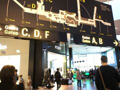 チェックインしたのはフライト2時間前で、無事スーツケースを預け、セキュリティチェックを抜けるまで10分ちょっと。空いてました！
ということで、幸いにも時間がありすぎ、空港内を隅から隅まで探検。
