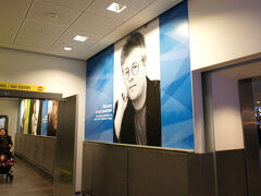 スーツケースをピックアップし進んで行くと、外へ通じる通路には、スウェーデンの有名人が「私の故郷へようこそ」とにっこり笑う写真がずらり。
えええ！最後のこのヒトは『ミレニアム』シリーズの著者、スティーグ・ラーソン！
わ～、ファンです！本、全部読みましたし、映画も見ました！
とひとり心の中で騒いでおりました。