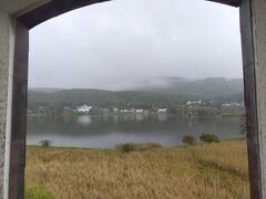 白樺湖ビューですが、窓がちっちゃいので微妙。
天候も微妙！