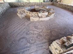 聖パンテレイモン教会の周囲にある初期キリスト教施設の遺跡見学が聖パンテレイモン教会の入場料に含まれています。
当時の建物の一部や洗礼室等の床のモザイク画が残っていました。歴史的に価値が高いと思うのですが、間近で本物が見れます。
