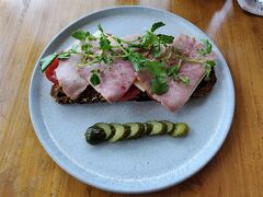 ウォータークレスで朝ごはん。ファーマーズプレートというのを頼んだら、こんなのが来た。もっと野菜満載かと思っていたんだけれど、これはこれで美味しい。

お腹を満たしたら、バロン会議に行ってきまーす！