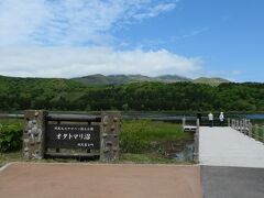 次に向かったのは　オタトマリ沼

利尻島最大の池は定番中の定番
時間的にも人が多くなっている（混雑というほどではない）
ここはきれいな土産物屋もあり、姫沼よりさらに観光地化されている