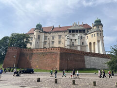 ヴァヴェル城に到着。かつて首都だった頃の王政の中心地で、16世紀頃までは王家の居城でもありました。歴代の王によって増改築が繰り返されたためか、様々な建築スタイルの建物が混在しており、あまりお城っぽさはないかもしれません。ちなみにヴァヴェル城を含めた旧市街地は1978年に世界遺産に登録されており、世界遺産第1号だと言われているようです。

敷地内には大聖堂や王宮博物館、庭園などの施設があり、施設ごとに入場料が定められています。各施設の中に入らず、外観を楽しむ場合は無料で散歩できます。全ての施設を楽しむセットチケットもありますが、今回は庭園とドラゴンの洞窟に入れるチケットを購入しました。
