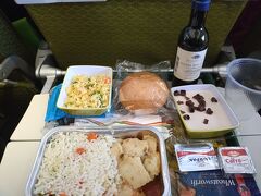 アディスアベバ→アンタナナリボ　機内食です。
米と、パンと、クスクス(パスタ)という、炭水化物スペシャル！！