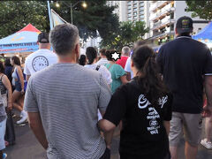 アロハフェスティバルのイベントの1つ、カラカウアが歩行者天国になってたくさんの屋台や音楽、フラのイベントが開催されるホウラウエア。今年も来れました。大混雑ですが毎回楽しいです。
