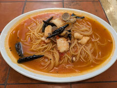 店内はかなり混雑していたので、料理が運ばれてくるまで、15分くらいかかりました。
店内は、ガーリックの匂いが漂っていて、既に15時近くになっていたこともあり、お腹がグーグー鳴っていました。。。
来たぁ～。
魚介のベスビオ辛口です。
スパゲッティセットで1550円でした。
ベスビオと言えば、イタリアのベスビオ火山がネーミングの由来のようです。
火山が噴火したみたいに真っ赤で辛いスープパスタです。
魚介のトマトパスタのペスカトーレに真っ黒な唐辛子とガーリックをたっぷり入れたって感じです。
大学生が喜びそうなボリューム感です。
あさり、イカ、タコが入っていました。
ちょっと盛り付けは雑な感じがするけどねニヤリでも、ボリュームあるなぁ～。