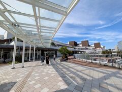 駅を出ると、テラスモール湘南の前に出ます。