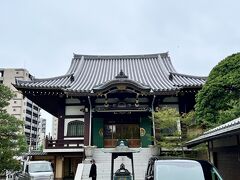 慶長15年（1610年）、千住大橋建設を指揮した代官頭（後の関東郡代）伊奈忠次（いな ただつぐ）が開基しました。
源長寺という名前は伊奈忠次の戒名「勝林院殿前備前太守秀誉源長大居士」に因みます。
なお、埼玉県川口市には、同じ由来の赤山源長寺があります。