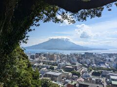 城山展望台、桜島の絶好のビューポイントと聞いてやってきました。
確かに。。
鹿児島市内も一望できるね。

こちらにもボランティアガイドさんいらっしゃって、鹿児島はホスピタリティ精神が豊かなところです。

