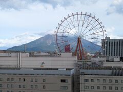 おはようございます、の桜島。

ホテルの部屋から桜島を拝みます。
ホテルへの希望として「桜島の見える部屋を」と書いたら、その通りにしてくださって、有難いです。
それにしても「観覧車」デカくない？