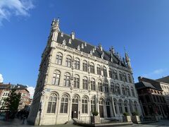 ホテルなんだー

ずいぶん立派な建物　立地もいい！