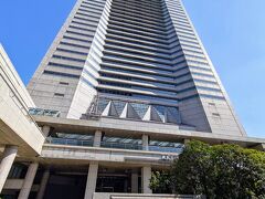 こちらがみなとみらいを象徴するランドマーク、横浜ランドマークタワーです！
春に行った根岸からもランドマークタワーが見えるほど、巨大ですよね。

ショッピング施設や企業が入っています。