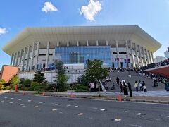 そこからグルっと回り込むと大きなコンサート会場、Kアリーナ横浜の近くを通ります。
ライブがあるのかやたらと人が多くて、しかも高校生や大学生の子たちがほとんど！
誰のライブだろうと調べてみたらAdoさんの全国ツアーの横浜公演でした。
なるほどね、でも公演時間は16時(この時の時間は12時40分)なのにみんな会場入りするの早いな(笑)

ちなみに自分も36ですが、Adoさんは好きですよ。

