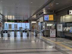 清水駅改札。日曜日の朝ということもあり空いている。ここでトラブル発生、改札内トイレで足元が雨で滑ってコケてしまった。