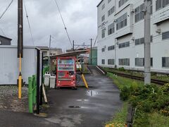 ホームはそのまま道路に続いている。