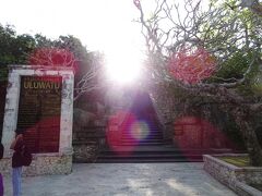 寺院の階段の下に来ました。
このあたりから猿がたくさんいます。猿はサングラスやスマホなどを人から奪うこともあるのでくれぐれも注意するようにとのこと。
