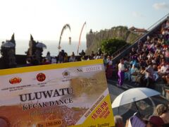 私はインド人ファミリーと一緒に5人で座るのは無理だと判断し、一人で別れて席を探しました。幸い、一人だと正面中段の良い席を見つけることができました。
･･･それにしても暑い。なにしろ西日をまともに浴びるからね。

ギリギリに来ても案内してもらえるので座ることはできますが、端だったりすごく上の方だったりしてあまり良い席ではなさそう。よい席で見たいと思ったら当然だけど早めにくるのが必須です。