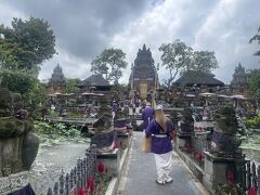 続いて、ウブド王宮の隣にあるサラスワティー寺院にやってきました！

入場者は写真のように腰巻や、紫の羽織、はちまきを巻いてもらえます。
みんな同じ服を着て観光してるのがかわいい☺️
