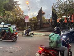 さて、Grabでクタに戻ります！

バリ島では頻繁にクラクションが鳴っているのですが、これはタクシーやGrabの客引きの意味もあるそうです。
ここ（KUDETAの横）でGrabを待っている間もたくさん鳴らされました😣笑