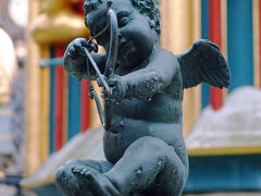 美しの泉の天使を望遠レンズで撮影。
小雨も降ったり止んだりで、街歩きも疲れたので帰路へ。