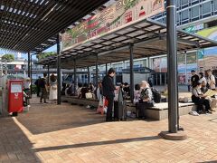 駅前に無料の足湯「家康の湯」。
立地の良さもあり、いつも混んでいるそうです。