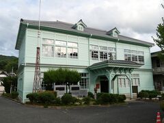 次は、高梁市郷土資料館です。

明治37（1904）年に建てられた洋風木造建築の旧高梁小学校を資料館にしたものだそうです。
民具3,000点が展示されているそうです。