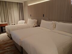 なんとか別のトリプルに部屋を変えてもらう。しかし部屋はドリアン持ち込み禁止なので、あやうく濡れ衣を着せられ罰金を課されるところだった。（フロントに言うと、「ドリアン持ち込んでませんか」と疑われたでの、「No！ we　just arrived!」と怒って言う。）

ドリアン臭やドア壊れはなかったが、コネクテッドの片部屋でドア一枚で隣の部屋とつながっているので騒音が心配だったが、やはり夜中の２時頃隣から歌声が聞こえて来て私はよく眠れず・・・。

スリッパはやはり物入れの中にあった。（おかげで家で使おうと思って持ち帰ったSQのスリッパ下ろしちゃったよ）
