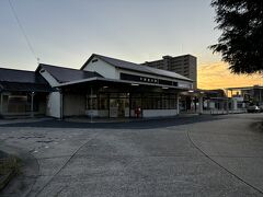 宇部新川駅には、列車発車の約5分前に到着。
ほっと一息。
