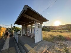 【長門本山駅】
1面1線の海沿いの終着駅。
線路に沿って県道が通り、雀田駅までも遠くない。何故今まで残っているか不思議。早急に廃線にした方が良い。

ー乗車状況ー
往路の電車の乗車客は、乗り鉄・撮り鉄の4人。
下車すると、駅には5人の撮り鉄がカメラを構えていた。本当に撮り鉄は自分勝手な輩が多く邪魔な存在。
帰路の電車の乗車客は、通学電車となり、なんと3人の女子高生の乗車があった。乗車客がある事にビックリ。