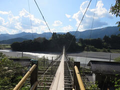 塩郷の吊り橋・・・大井川にかかる　一番長い　吊り橋

全長　220m　別名　恋金橋

定員　10名　高さ　13m

歩くたびに　ゆらゆらと揺れる

スリル満点な　一度は歩きたくなる　吊り橋

大井川鐵道　臨む　立地

街中にあって　見るからに渡りたくなる　景観

駐車場もあり　山里のパノラマ楽しむ　スポット