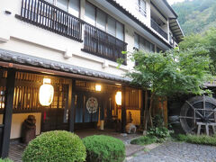 翠紅苑・・・大正ロマン感じる　温泉宿

寸又峡温泉街最初に位置する　和と洋が融合　レトロモダンな宿

4km上流にある　源泉から引く温泉は　トロトロ　外湯OK

星空が美しい　ツルツルの肌になれる　

無色透明単純硫黄泉　美人の湯

和室は広く快適　バストイレ付　冷蔵庫あり　wi-fi完備

アニメティはコーセー　ドライヤー付き

山菜や川魚など　地元食材使用の　夕食会席料理　朝食和定食

時間も選べて　セルフモードの接客も心地いい感じ

部屋には　お茶の香炉　お茶のお菓子

大浴場にも　お茶のシャンプー・コンディショナー・ボディソープ

給水器の中には　とてもおいしい　冷茶　

川根茶の産地アピール　実感

浴衣もSサイズがあり　便利

寸又峡温泉のハイレベル感　体感

何よりもほぼ24時間入れる　

ぬるめのトロリとした温泉がうれしい　お宿

